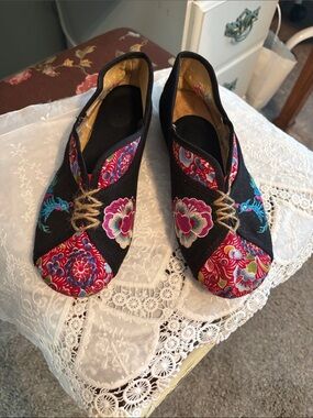 Women's Asian Black & Red Floral Slip-On Embroidered Shoes size 8
